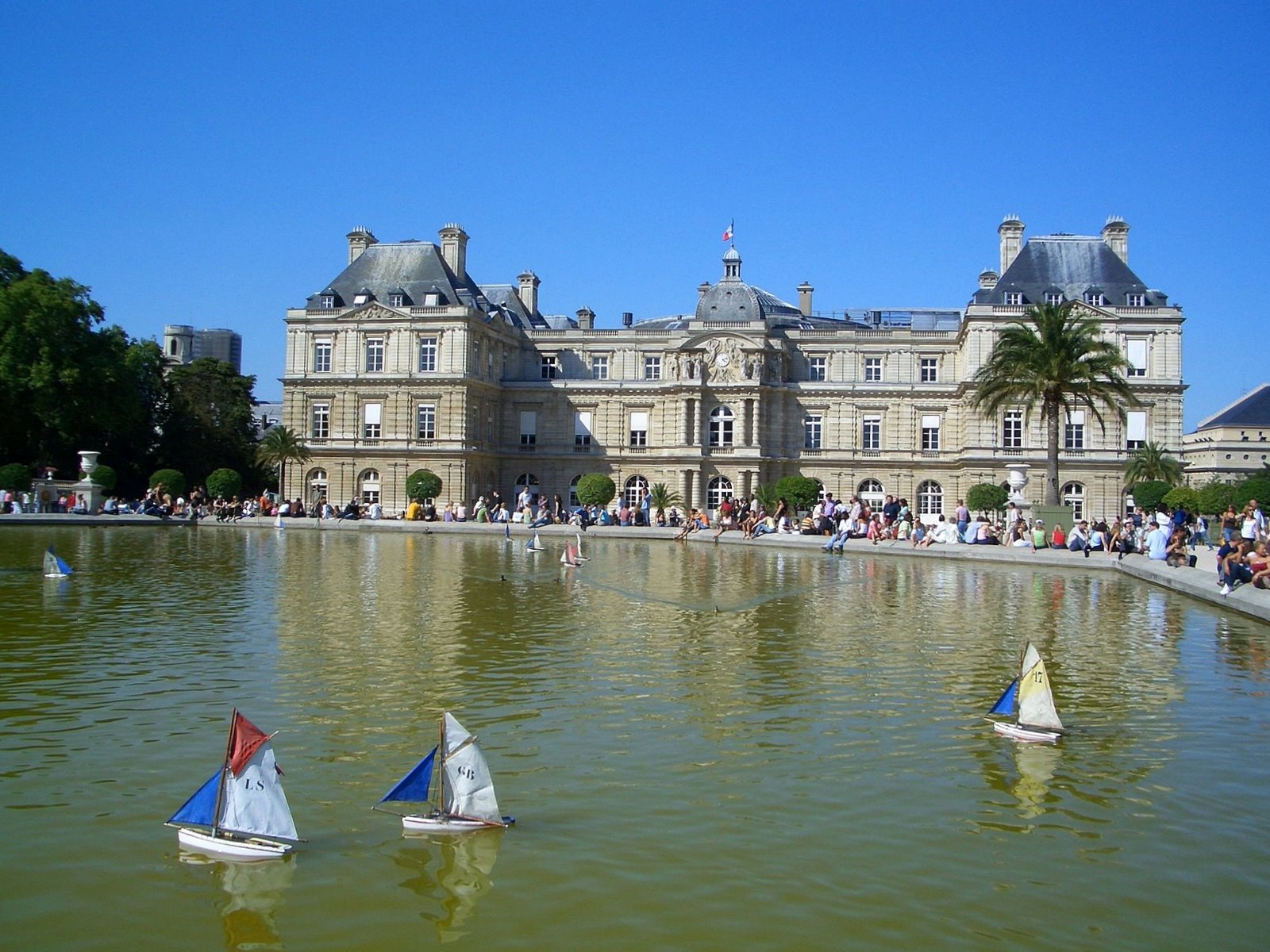 The pond and palace in Jardin du Luxembourg, where the free tour begins